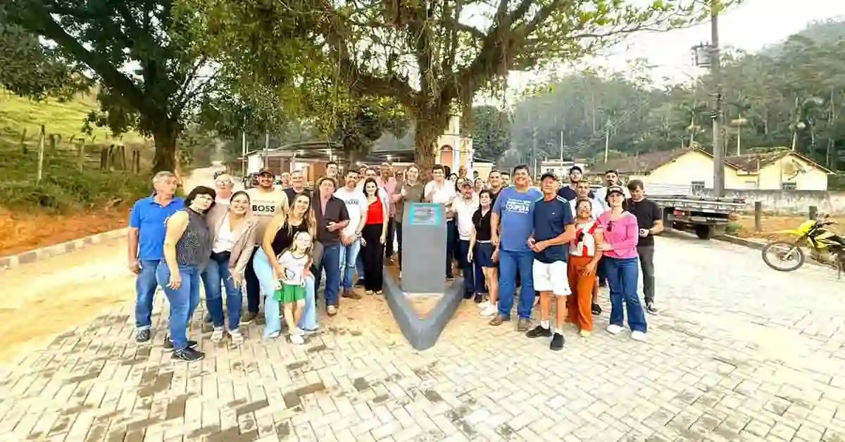 Moradores de Nova Mântua comemoram inauguração de obras de pavimentação