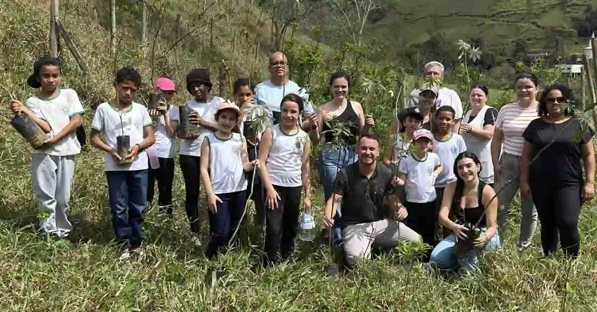 Estudantes participam de recuperação de nascente em Alfredo Chaves no Dia da Árvore