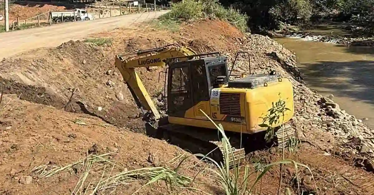 Estrada do Gavião recebe obras de alargamento para pavimentação em Alfredo Chaves